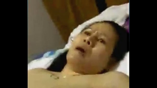 แม่ชาวไทยสุดเซ็กซี่ที่มีหน้าอกใหญ่กำลังช่วยตัวเอง